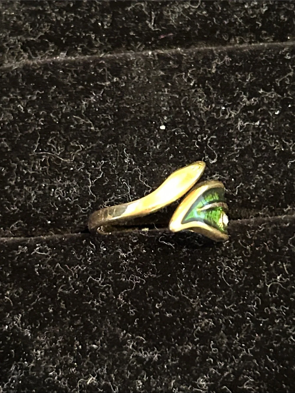VTG Avon Gold-Tone Green Leaf Ring with Crystal Accent - Women Jewelry